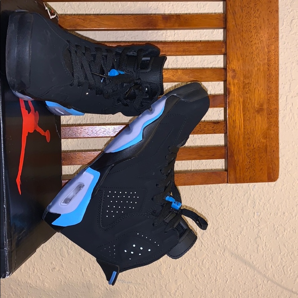 I am selling these air jordan 6 Retro ‘UNC’